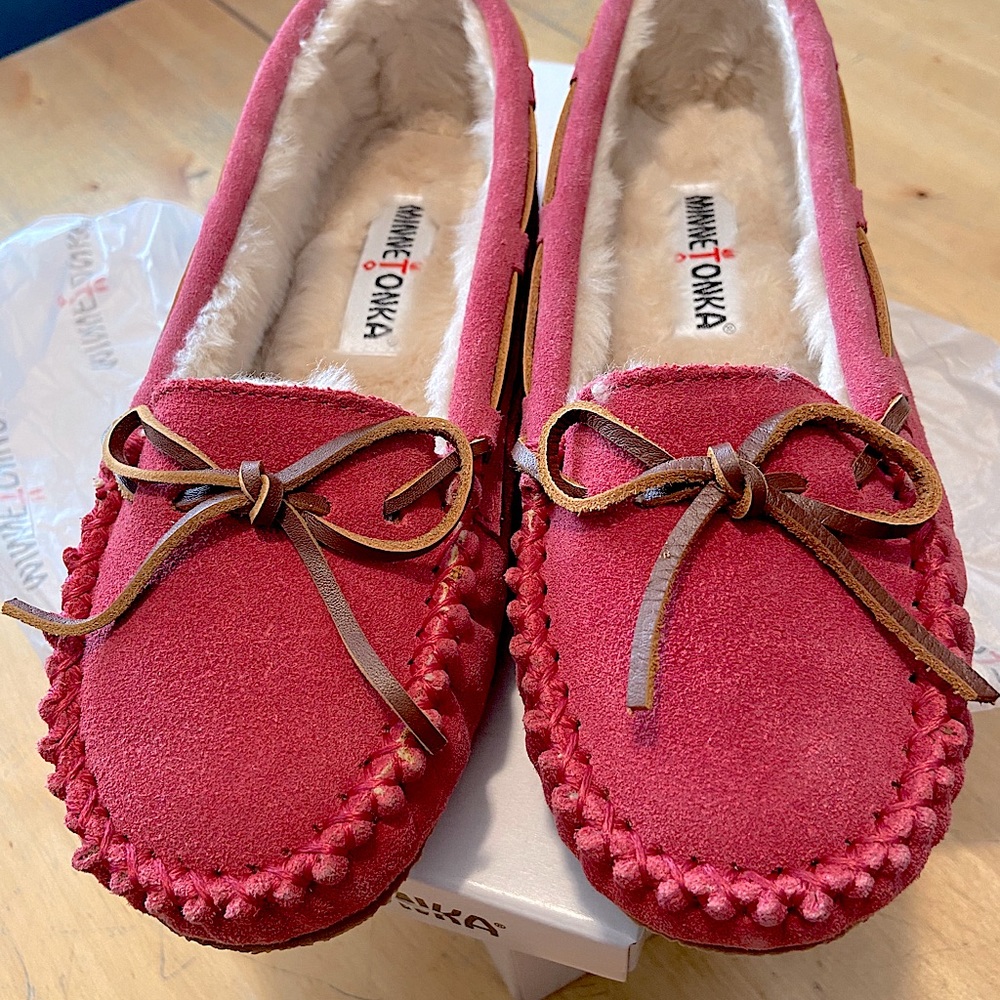 MINNETONKA HOT PINK CALLY SLIPPERS size 8